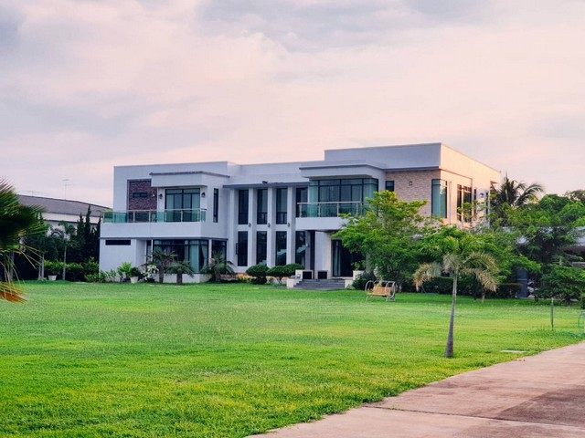 ขายบ้านเดี่ยว บ้านพร้อมที่ดิน ขนาด4ไร่ ตั้งอยู่ใจกลางเมือง จ.พิษณุโลก ติดต่อสอบถามได้ที่คุณสืบปภัท  ลิมประภัทรโทร      :   061-9422894 id line  :   suebpapatemail   :   sueblim1@gmail.comราคาประเมิน 67 ล้าน  เราไม่ขาย   xx   เราขายเพียง     49 ล้านบาทเท่านั้น   # พื้นที่ใช้สอยตัวบ้าน 2ชั้น รวมกว่า 600 ตารางเมตร# ขนาด 6 ห้องนอน 6ห้องน้ำ # ตกแต่ง Built in ทุกห้อง# โรงจอดรถขนาดใหญ่ # ต้นไม้และสวนหย่อม# ห่างจากสนามบิน 5 นาที # ห่างจาก