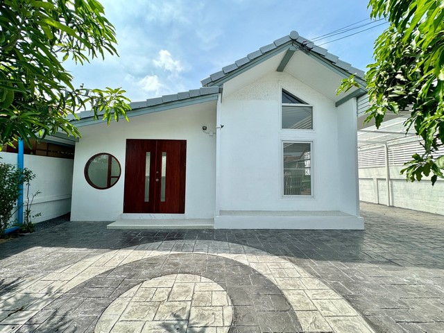 ขายบ้านเดี่ยว 1 ชั้น ราคาเพียง 2,750,000 บาท หมู่บ้านสองฝั่งคลองถ.บางบัวทอง-สุพรรณบุรี ต.หน้าไม้ อ.ลาดหลุมแก้ว จ.ปทุมธานีติดต่อ: Tel : 064-953-6299 คุณมายLINE ID : meepoohhhสนใจนัดเข้าดูบ้านเพิ่มเติมได้ค่ะเนื้อที่ 65 ตร.ว.2 ห้องนอน 1 ห้องน้ำ+อ่างจากุชชี่  1 ห้องครัว3 ที่จอดรถรีโนเวทใหม่ทั้งหลัง พื้นที่กว้างขวาง โล่ง สบายหน้าบ้านทิศเหนือพิกัดhttps://maps.app.goo.gl/ys2t8Q6LHdSn23fNA?g_st=il สถานที่ใกล้เคียง- ดูโฮม บางบัวทอ