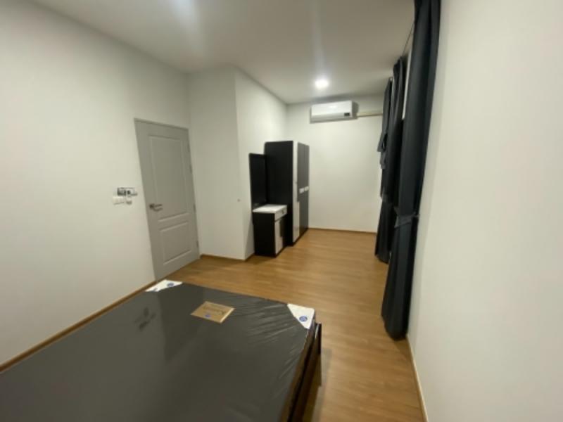 HR6648ให้เช่าทาวน์โฮม 2 ชั้น เนื้อที่ 18 ตารางวา 3 ห้องนอน 3  ห้องน้ำ  หมู่บ้านแกรนด์พลีโน่ หพลโยธิน-วิภาวดี (ใกล้ฟิวเจอร์พาร์ครังสิตสนใจติดต่อคุณสามารถ 0918070863,0800569475  ID line : samart86318 ตร.ว.  มีห้องนอน 3  ห้องน้ำ 2 ติดแอร์และม่านพร้อมทุกห้อง (มีเฟอร์ฯให้แล้ว 2 ห้อง)  (เลี้ยงสัตว์ได้) - ห้องนอน 1 มีเตียง 5 ฟุต+เบาะยางพารา ตู้เสื้อผ้า โต๊ะเครื่องแป้ง- ห้องนอน 2 มีเตียง 5 ฟุต+เบาะยางพารา ตู้เสื้อผ�