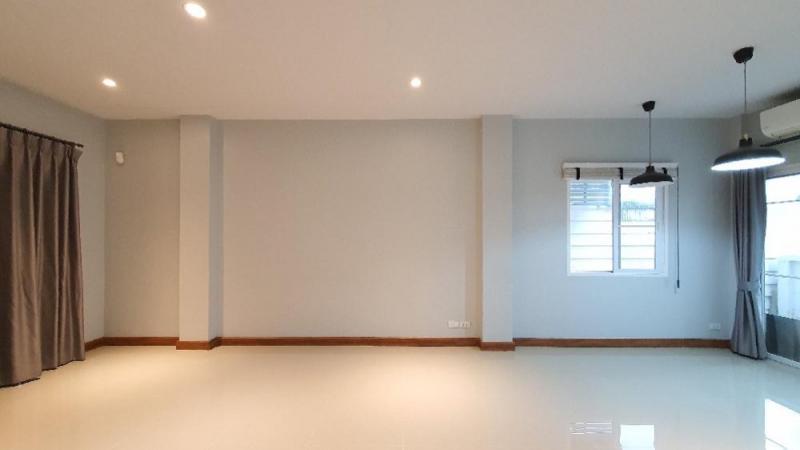 ให้เช่าทาวน์โฮม 3 ชั้นหลังมุม เนื้อที่ 30 ตร.วา  3 ห้องนอน  3 ห้องน้ำ หมู่บ้านเดอะริคโค่ ทาวน์ วัชรพล  ถนนร่วมมิตรพัฒนา 5 แยกวัชรพล