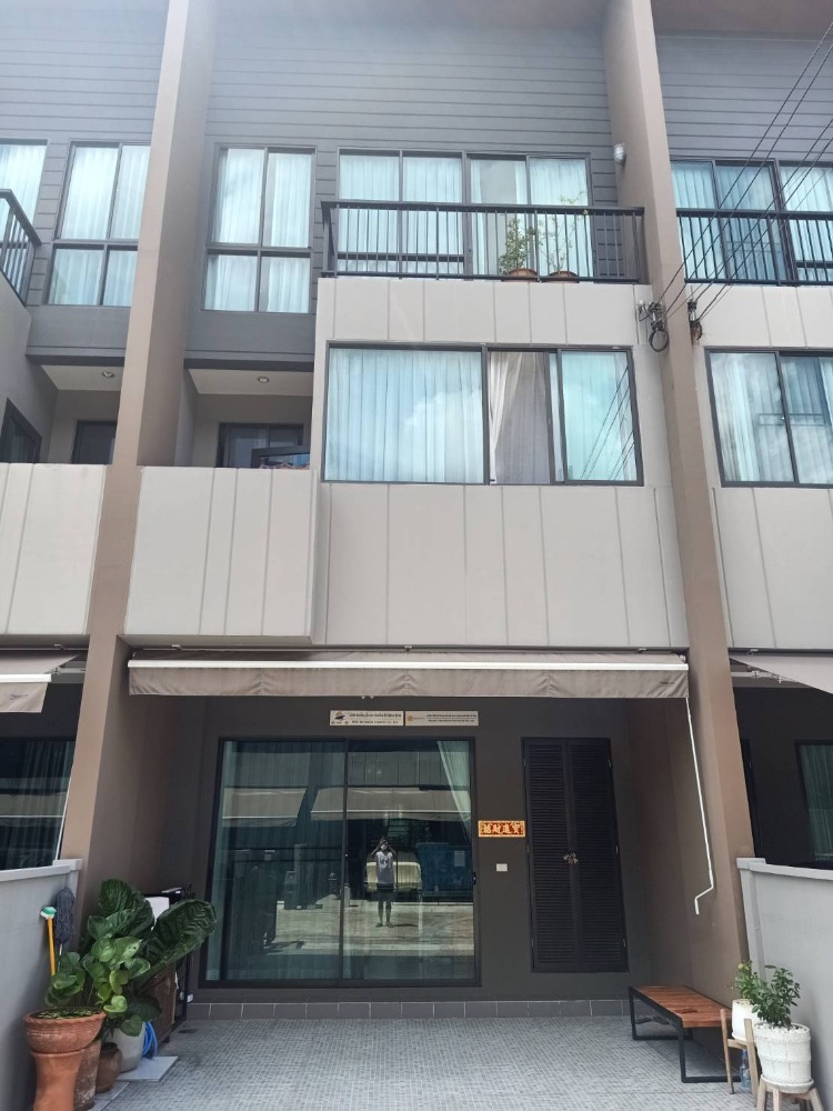 HR6640ให้เช่าทาวน์โฮม 3 ชั้นเนื้อที่ 18 ตารางวา  3 ห้องนอน 3 ห้องน้ำ  โครงการบ้านกลางเมือง ลาดพร้าว-เสรีไทยสนใจติดต่อคุณสามารถ 0918070863,0800569475  ID line : samart8633 ชั้นเนื้อที่ 18 ตรว.ใช้สอย 152 ตรม.  3นอน 3น้ำ:  ที่จอดรถ 2 คันสิ่งอำนวยความสะดวกภายในโครงการ- คลับเฮ้าส์- สระว่ายน้ำ- ฟิตเนส- ห้องรับรอง- สวนสาธารณะและบริเวณพักผ่อน- ระบบรักษาความปลอดภัยตลอด 24 ชม. กล้องวงจรปิด CCTV และ พนักงานรักษาความปล�