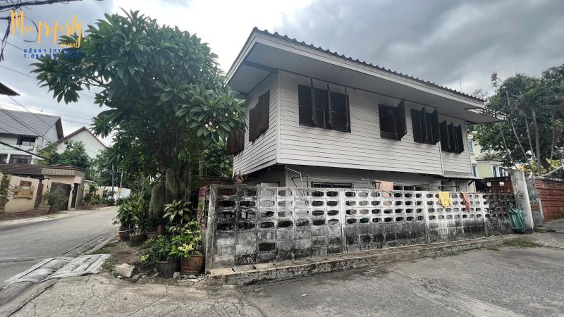 ทรัพย์ดีๆ  ทรัพย์สวยๆ  #บ้านเดี่ยว 2 ชั้น ทำเลดี แปลงมุม อยู่ติดถนนเมน ใกล้ Bts เอกมัย,  Bts พระโขนงซ.สุขุมวิท 65  ( ทองใหญ่ แยก 10 )- พื้นที่ ขนาด 27 ตรว.#แค่ที่ก็คุ้มแล้ว ใกล้ห้างสรรพสินค้า Gateway เอกมัยราคา 8,000,000 บาทพิกัด https://goo.gl/maps/xvSFPPJEzp92L6vAA#เดินทางสะดวก เข้าออกได้หลายทาง - สุขุมวิท 63 , 65 , 71– เอกมัย ซอย 10, 12– ปรีดีพนมยงค์ 13, 15, 25, 27– ใกล้ Bts เอกมัย,  Bts พระโขนงสถานีที่ใกล้เคียง -ศูนย์การค้าเกตเวย์ เอกม