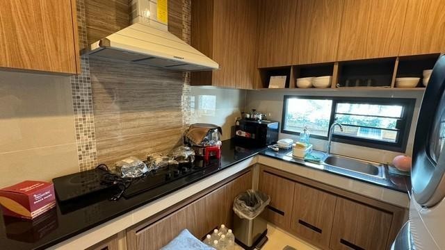 PS01 ให้เช่า บ้านเดี่ยว 2 ชั้น บุราสิริ พัฒนาการ Burasiri Pattanakarn บ้านหรูตกแต่งพร้อมอยู่ ใกล้แอร์พอร์ตลิงค์ราคาเช่า 200,000 บาท/เดือน ( ประกัน2 ล่วงหน้า1 )ติดต่อ คุณช่อผกา 0616198565 LINE 0616198565บ้านเดี่ยว 2ชั้น โครงการบุราสิริ พัฒนาการ บ้านหรูตกแต่งพร้อมอยู่ ใกล้แอร์พอร์ตลิงค์ ซอยพัฒนาการ 87 (จากถนนพัฒนาการใหม่)3 ห้องนอน (ชั้นล่างสำหรับผู้สูงอายุ 1 ห้อง พื้นนุ่มและมีทางเข้าห้องน้ำสำหรับเก้