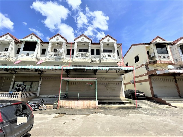 รายละเอียดเพิ่มเติมCode ID : PKK04-05971ราคาขาย         4,099,000 บาท- ขนาดพื้นที่ :   32 ตร.ว - พื้นที่ใช้สอย :    304 ตร.ม- จำนวนห้อง :   2 ห้องนอน 2 ห้องน้ำ (มีชั้นลอย , 2 คูหา)- จอดรถ :    1 คัน- อาคารพาณิชย์ :       2 ชั้น- อาคารพาณิชย์หันทางทิศ :- อายุอาคาร :    17 ปีพิกัดทรัพย์ :     https://maps.app.goo.gl/ec1GvbfG3ivz46Zw5สถานที่ใกล้เคียง- ใกล้มินิบิ๊กซี เคหะชุมชนเพชรบูรณ์ - ใกล้โรงพยาบาลเพชรบูรณ์- ใกล้โรงเรียนวัชรชัย- ใกล้ตลาดพัฒนาสอบถามเพิ