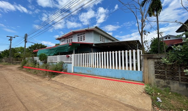 รายละเอียดเพิ่มเติมCode ID : PKK02-11183ราคาขาย      1,023,000 บาท- ขนาดพื้นที่ :   105 ตร.ว (1 งาน / 5 ตร.ว)- พื้นที่ใช้สอย :    287.50 ตร.ม- จำนวนห้อง :   4 ห้องนอน 2 ห้องน้ำ- จอดรถ :    1-2 คัน- บ้านครึ่งตึกครึ่งไม้ :       2 ชั้น- บ้านครึ่งตึกครึ่งไม้หันทางทิศ :- อายุอาคาร :    9 ปีพิกัดทรัพย์ :     https://maps.app.goo.gl/kaazHGU7zLkPCU6C8สถานที่ใกล้เคียง- ใกล้บิ๊กซี ซูเปอร์เซ็นเตอร์ วิเชียรบุรี - ใกล้โรงพยาบาลส่งเสริมสุขภาพตำบลตำบลบ่อรัง- ใกล้วัด