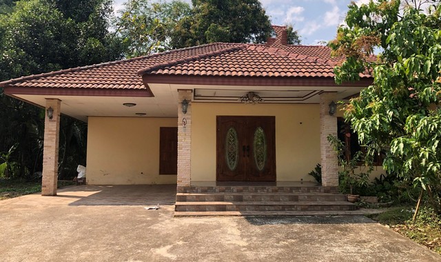 รายละเอียดเพิ่มเติมCode ID : PKK02-15236ราคาขาย      2,292,000 บาท- ขนาดพื้นที่ :     236 ตร.ว (2 งาน / 36 ตร.ว)- พื้นที่ใช้สอย :   199.50 ตร.ม- จำนวนห้อง : 4 ห้องนอน 2 ห้องน้ำ- จอดรถ :   1-2 คัน- บ้านเดี่ยว :   1 ชั้น- บ้านเดี่ยวหันทางทิศ :- อายุอาคาร : 9 ปีพิกัดทรัพย์ :   https://maps.app.goo.gl/wu6G1ha7hesNpcpZ9สถานที่ใกล้เคียง- ใกล้โลตัส โกเฟรช หล่มเก่า - ใกล้โรงพยาบาลสมเด็จพระยุพราชหล่มเก่า- ใกล้วัดโพธิ์ทองน้ำครั่ง- ใกล้โรงเรียนบ้านน้ำครั่งส