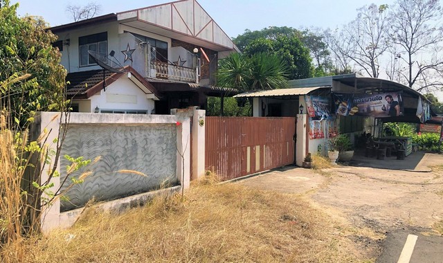 รายละเอียดเพิ่มเติมCode ID :  PKK02-15000ราคาขาย       5,491,000 บาท- ขนาดพื้นที่ :   432.20 ตร.ว (1 ไร่ / 32.20 ตร.ว)- พื้นที่ใช้สอย :     250.50 ตร.ม- จำนวนห้อง :    4 ห้องนอน 2 ห้องน้ำ- จอดรถ :       1-2 คัน- บ้านเดี่ยว  :   2 ชั้น- บ้านเดี่ยวหันทางทิศ :- อายุอาคาร :    28 ปีพิกัดทรัพย์ :    https://maps.app.goo.gl/CWpRmKrRTdY7UNgP6สถานที่ใกล้เคียง- ใกล้ตลาดผักช้างแดง - ใกล้บิ๊กซี มาร์เก็ต หล่มสัก - ใกล้โรงพยาบาลหล่มสัก - ใกล้ตลาดผักช้างแดงสอบถามเพิ่มเติม/นัด