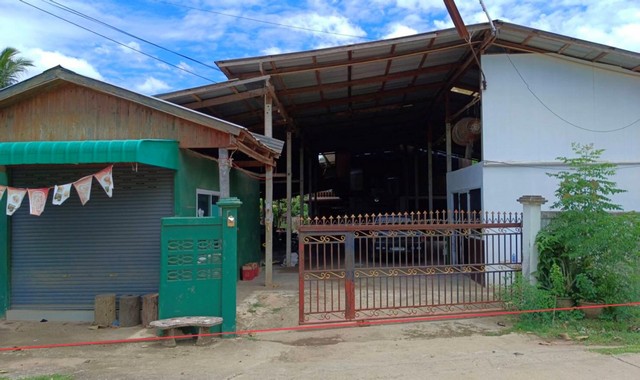 รายละเอียดเพิ่มเติมCode ID :  PKK02-12615ราคาขาย       1,068,000 บาท- ขนาดพื้นที่ :   259.60 ตร.ว (2 งาน / 59.60 ตร.ว)- พื้นที่ใช้สอย :     204 ตร.ม- จำนวนห้อง :    3 ห้องนอน 2 ห้องน้ำ- จอดรถ :       1-2 คัน- บ้านครึ่งตึกครึ่งไม้  : 2 ชั้น- บ้านครึ่งตึกครึ่งไม้หันทางทิศ :- อายุอาคาร :    27 ปีพิกัดทรัพย์ :    https://maps.app.goo.gl/DeAybiPq6nL4YESCAสถานที่ใกล้เคียง- ใกล้โลตัส โกเฟรช บ้านติ้ว เพชรบูรณ์  - ใกล้โรงพยาบาลส่งเสริมสุขภาพตำบลบ้านโสก - ใกล้โรงเรียน