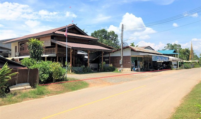 รายละเอียดเพิ่มเติมCode ID :  PKK02-11891ราคาขาย       3,595,000 บาท- ขนาดพื้นที่ :  505 ตร.ว (1 ไร่ / 1 งาน / 5 ตร.ว)- พื้นที่ใช้สอย :     208.50 ตร.ม- จำนวนห้อง :    2 ห้องนอน 2 ห้องน้ำ- จอดรถ :      1-2 คัน- บ้านครึ่งตึกครึ่งไม้  : 2 ชั้น- บ้านครึ่งตึกครึ่งไม้หันทางทิศ :- อายุอาคาร :    9 ปีพิกัดทรัพย์ :    https://maps.app.goo.gl/udtn7nu2HtRokuk67สถานที่ใกล้เคียง- ใกล้ตลาดนัด บ้านวังร่อง - ใกล้โลตัส โกเฟรช บ้านติ้ว เพชรบูรณ์- ใกล้โรงพยาบาลส่งเสริมสุขภา