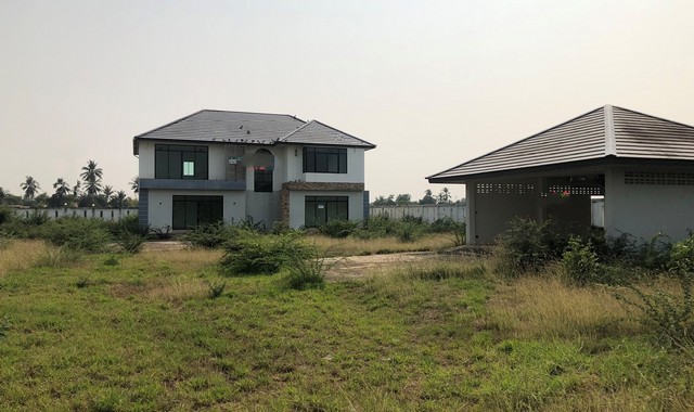 รายละเอียดเพิ่มเติมCode ID :  PKK02-08789ราคาขาย       3,534,000 บาท- ขนาดพื้นที่ :   1,189 ตร.ว (2 ไร่ / 3 งาน / 89 ตร.ว)- พื้นที่ใช้สอย : 250.83 ตร.ม- จำนวนห้อง :    2 ห้องนอน 2 ห้องน้ำ- จอดรถ :      1-2 คัน- บ้านเดี่ยว   : 2 ชั้น- บ้านเดี่ยวหันทางทิศ :- อายุอาคาร :    12 ปีพิกัดทรัพย์ :    https://maps.app.goo.gl/XRj8JDh3E8ngC5qg7สถานที่ใกล้เคียง- ใกล้โลตัส โกเฟรช บ้านติ้ว เพชรบูรณ์ - ใกล้โรงพยาบาลนครหล่ม- ใกล้โรงเรียนบ้านร่องบง- ใกล้วัดศรีชมชื่นสอบถามเพิ