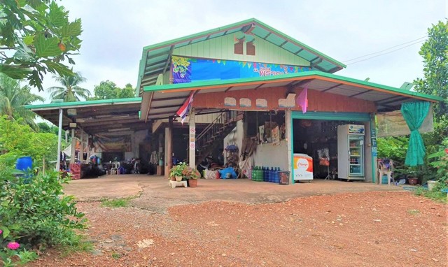 รายละเอียดเพิ่มเติมCode ID : PKK02-13359ราคาขาย      1,732,000 บาท- ขนาดพื้นที่ :   1,063 ตร.ว (2 ไร่ / 2 งาน / 63 ตร.ว)- พื้นที่ใช้สอย :    156 ตร.ม- จำนวนห้อง :  1 ห้องนอน 1 ห้องน้ำ- จอดรถ :       1-2 คัน- บ้านไม้ใต้ถุนสูง : 1 ชั้น- บ้านไม้ใต้ถุนสูงหันทางทิศ :- อายุอาคาร :    9 ปีพิกัดทรัพย์ :      https://maps.app.goo.gl/wNm2AjSc5xnuZQut8สถานที่ใกล้เคียง- ใกล้ตลาดนัดสามพี่น้อง วังโป่ง- ใกล้โลตัส โกเฟรช วังโป่ง เพชรบูรณ์ - ใกล้โรงพยาบาลวังโป่ง- ใกล้โรงเร