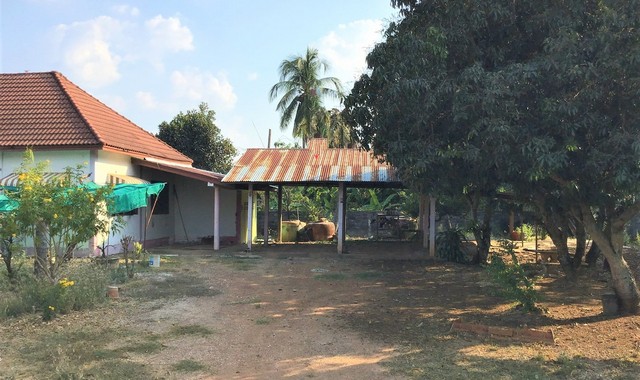 รายละเอียดเพิ่มเติมCode ID :    PKK02-15316ราคาขาย        1,669,000 บาท- ขนาดพื้นที่ :   510 ตร.ว (1 ไร่ / 1 งาน / 10 ตร.ว) - พื้นที่ใช้สอย :   151 ตร.ม- จำนวนห้อง :  2 ห้องนอน - ห้องน้ำ- จอดรถ :      1-2 คัน- บ้านเดี่ยว   :    1 ชั้น- บ้านเดี่ยวหันทางทิศ :- อายุอาคาร :   20 ปีพิกัดทรัพย์ :     https://maps.app.goo.gl/zEiq6mykM4Q8WQdh7สถานที่ใกล้เคียง- ใกล้ตลาดนัดบ้านวังโบสถ์ - ใกล้โรงเรียนบ้านกลาง- ใกล้วัดขอนยางขวาง- ใกล้โรงเรียนบ้านวังท่าดีสอบถามเพิ่มเติม/