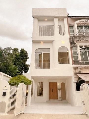 PB3367 ให้เช่าทาวน์โฮม 3 ชั้น หมู่บ้าน กลางเมือง แยกรัชดา-ลาดพร้าว หมู่บ้านอยู่ติดถนนลาดพร้าว ใกล้ รถไฟฟ้าติดต่อ คุณบิว 081 252 3279 หรือ 061 619 8565ID line : 061 787 9691ราคาเช่า 120,000 บาท / เดือนทาวน์โฮม 3 ชั้น หลังมุม เล่นระดับ หมู่บ้านกลางเมือง แยกรัชดา-ลาดพร้าวสไตล์ Home Cafe เน้นการอยู่อาศัยที่สงบ เรียบง่าย โปร่งสบาย สไตล์คาเฟ่เนื้อที่ : 29.9 ตรว.พื้นที่ใช้สอย 210 ตรม.หน้ากว้าง 7 ม. ลึก 17 ม.3 ห้องนอน4 ห้องน