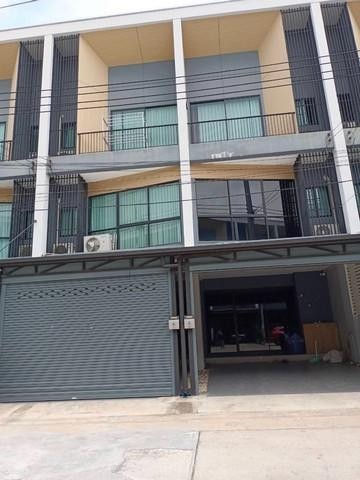 PB3363 ให้เช่าทาวน์โฮม 3 ชั้น หมู่บ้านนลิน แกรนด์ อเวนิว ใกล้Airport Link ทับช้าง ถนนกรุงเทพกรีฑาตัดใหม่ติดต่อ คุณบิว 081 252 3279 หรือ 061 619 8565ID line : 061 787 9691ราคาเช่า : 40,000 บาท/เดือนราคาขาย: 9,000,000 บาททาวน์โฮม 3 ชั้น หมู่บ้านนลิน แกรนด์ อเวนิว ถนนกาญจนาภิเษก ใกล้Airport Link ทับช้างไซส์ใหญ่ 4 Master Bedrooms + 2 Family Room พื้นที่ใช้สอยเกือบ 400 ตร.ม.6 ห้องนอน | 8 ห้องน้ำ | 4 ที่จอดรถ- บ้านคุณภาพ สร้างด้วยอิฐมอญทั้งหลัง- ห้องน้ำในต