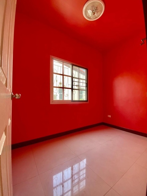 หลังมุม ใกล้ถนนใหญ่ นานาชาติร่วมฤดี ราชพฤกษ์ ให้เช่าทาวเฮาท์ 2 ชั้น  ตลาดเจ้าพระยา 17 ตรว. 3นอน 2น้ำ 1แอร์ 1จอดรถ