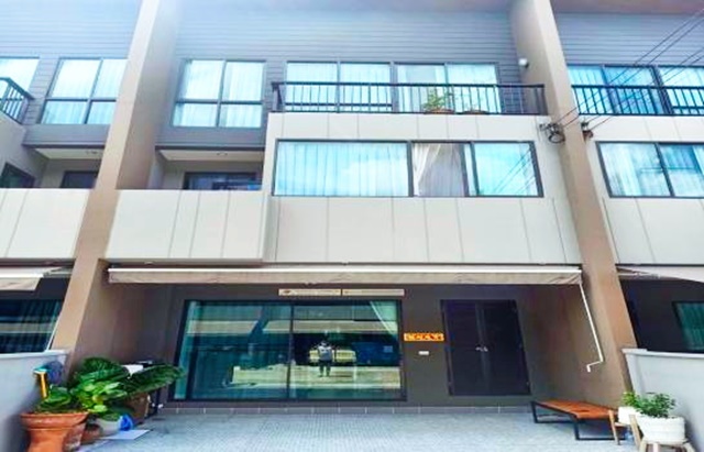 ลาดพร้าว-เสรีไทย ให้เช่าทาวน์โฮม 3 ชั้น สวนสยามกลางเมือง  18 ตรว. 19,999B-M 3นอน 3น้ำ 2จอดรถ 4 แอร์LatPhrao-Serithai Siam Amazing Park townhome 3-story for rent Baan   near Siam Park 18 sq.wa. 19,999B-M 3bed 3bath 2parking spaces 4A/C. Klang Muangซอยเสรีไทย48-54 ถนน เสรีไทย แขวงคันนายาว เขตคันนายาว กรุงเทพ 3 ห้องนอน3 ห้องน้ำ1 ห้องโถง2 จอดรถ4 แอร์สิ่งอำนวยความสะดวกภายในโครงการ - คลับเฮ้าส์- สระว่ายน้ำ- ฟิตเนส- ห้องรับรอง- สวนสาธารณะและบริเวณพักผ่อน- ระบบรักษาความปลอดภัยตล