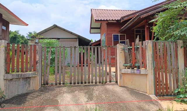 รายละเอียดเพิ่มเติมCode ID :    PKK02-10190ราคาขาย        2,713,000 บาท- ขนาดพื้นที่ : 258 ตร.ว (2 งาน / 58 ตร.ว) - พื้นที่ใช้สอย :  269.50 ตร.ม- จำนวนห้อง :  3 ห้องนอน 2 ห้องน้ำ- จอดรถ :   1-2 คัน- บ้านเดี่ยว  :    2 ชั้น- บ้านเดี่ยวหันทางทิศ :- อายุอาคาร :   14 ปีพิกัดทรัพย์ :  https://maps.app.goo.gl/nrVLTkBF5Vr97mcX8สถานที่ใกล้เคียง- ใกล้ตลาดนัดบ้านวังโบสถ์ - ใกล้โลตัส โก เฟรช นาเฉลียง เพชรบูรณ์ - ใกล้โรงพยาบาลส่งเสริมสุขภาพตำบลตำบลนาเฉลียง - ใกล้วั