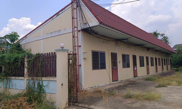 รายละเอียดเพิ่มเติมCode ID :    PKK02-15161ราคาขาย         9,443,000 บาท- ขนาดพื้นที่ :  479.70 ตร.ว (1 ไร่ / 79.70 ตร.ว) - พื้นที่ใช้สอย :   196 ตร.ม- จำนวนห้อง :  7 ห้องนอน 7 ห้องน้ำ- จอดรถ :   1-2 คัน- บ้านเดี่ยว  :    1 ชั้น- บ้านเดี่ยวหันทางทิศ :- อายุอาคาร :   14 ปีพิกัดทรัพย์ :  https://maps.app.goo.gl/5VAixXpuCCzRvKHs7สถานที่ใกล้เคียง- ใกล้ตลาดโต้รุ่งโพธฺ์จันทร์- ใกล้มินิบิ๊กซี สะเดียงเพชรบูรณ์ 2- ใกล้โลตัส โกเฟรช สะเดียง เพชรบูรณ์- ใกล้โรงพยาบาลเพ