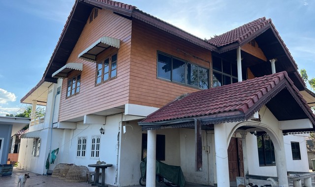 รายละเอียดเพิ่มเติมCode ID :    PKK02-10850ราคาขาย         6,892,000 บาท- ขนาดพื้นที่ :   618.80 ตร.ว (1 ไร่ / 2 งาน / 18.80 ตร.ว)- พื้นที่ใช้สอย :    418 ตร.ม- จำนวนห้อง :  7 ห้องนอน 5 ห้องน้ำ- จอดรถ :   1-2 คัน- บ้านเดี่ยว :     2 ชั้น- บ้านเดี่ยวหันทางทิศ :- อายุอาคาร :   16 ปีพิกัดทรัพย์ :   https://maps.app.goo.gl/Y6rGND9fTVQeaYMG9สถานที่ใกล้เคียง- ใกล้โลตัส โกเฟรช สะเดียง เพชรบูรณ์- ใกล้มินิบิ๊กซี สะเดียงเพชรบูรณ์- ใกล้โรงพยาบาลเพชรบูรณ์ - ใกล้โรงเรียนบ้