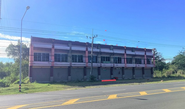 รายละเอียดเพิ่มเติมCode ID : PKK04-04962ราคาขาย         1,240,000 บาท- ขนาดพื้นที่ :   21 ตร.ว- พื้นที่ใช้สอย :   124 ตร.ม- จำนวนห้อง :   1 ห้องนอน 2 ห้องน้ำ - จอดรถ :     1 คัน- อาคารพาณิชย์ : 2 ชั้น- อาคารพาณิชย์หันทางทิศ :- อายุอาคาร :     11 ปีพิกัดทรัพย์ :     https://maps.app.goo.gl/pW8guD2nLJspHya29สถานที่ใกล้เคียง- ใกล้โลตัส ลำปลายมาศ - ใกล้มินิบิ๊กซี ลำปลายมาศ  - ใกล้โลตัส โกเฟรช ซูเปอร์มาร์เก็ต ลำปลายมาศ- ใกล้โรงพยาบาลลำปลายมาศ สอบถามเพ