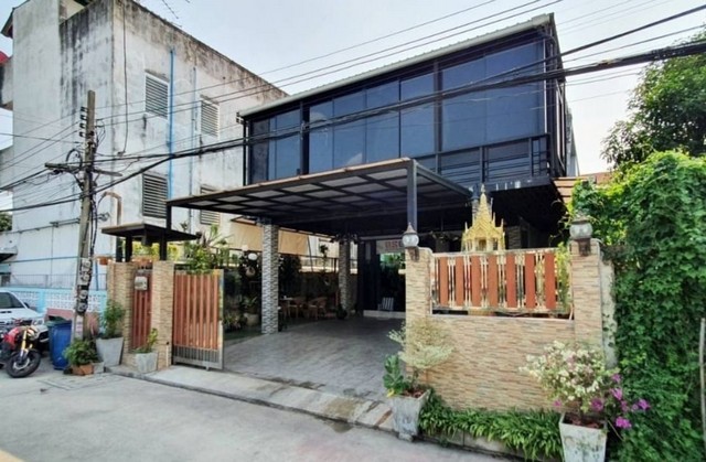 ขายบ้านเดี่ยว 2ชั้น ลาดพร้าว101 แยก42 สร้างเต็มพื้นที่ 58 ตร.วา 3 ห้องนอน 3 ห้องน้ำ โซนหน้าบ้านชั้นสองกว้างกั้นเป็นห้องอเนกประสงค์ ด้านข้างทำเป็นระเบียง พื้นที่ใช้สอยคุ้มสุดๆ 6,700,000 บาท โทร 097-268-5464รายละเอียด- บ้านเดี่ยว 2 ชั้น สร้างเต็มพื้นที่- ขนาด 3 ห้องนอน 3 ห้องน้ำ- เนื้อที 58 ตร.วา พื้นที่ใช้สอย 350 ตร.ม- โซนหน้าบ้านชั้นสองกว้างกั้นเป็นห้องอเนกประสงค์- ข้างบ้านมีระเบียง- ต�