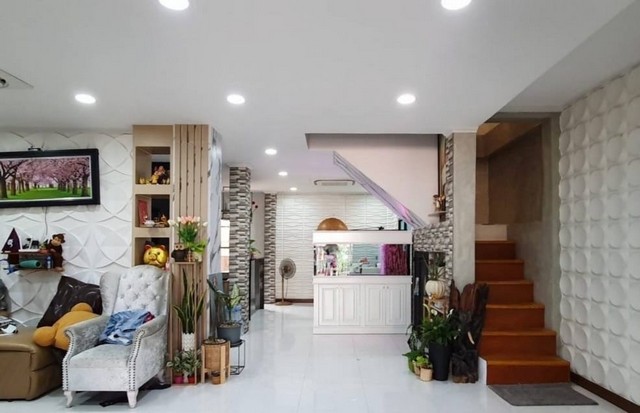 ขายบ้านเดี่ยว 2ชั้น ลาดพร้าว101 แยก42 สร้างเต็มพื้นที่ 58 ตร.วา 3 ห้องนอน 3 ห้องน้ำ โซนหน้าบ้านชั้นสองกว้างกั้นเป็นห้องอเนกประสงค์