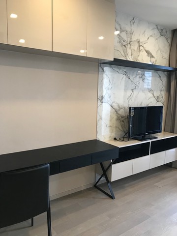 Ashton Asoke is private, safe, peaceful, 12th floor, BTS Asoke.***Service for selling/renting houses, condos and giving advice. If interested, contact at any time***Interested in additional details or pictures or making an appointment to see the room?Contact EkachaiT. 089-799-5598Line ID: @auiauiaui001 (add @ in front) (Agent Post)-------------------------------------------------- ------------Room type: 1 bedroom, 1 bathroomSize 37 sq m., 12th floorClean room, beautifully decorated, ready to move in.details-------------------------------------------------- ------------Rental price: 32,000 baht per month-------------------------------------------------- ------------* Complete electrical appliances- Air conditioning- fridge- TV- washing machine-------------------------------------------------- ------------*Facilities worth using- Social Club- Sauna room- library- Fitness- Sky Lounge-------------------------------------------------- ------------*Nearby important places (Based on informati