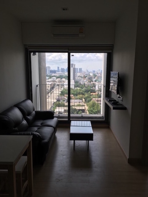 Whizdom Connect, convenient, peaceful, safe, 12A floor, BTS Punnawithi.***Service for selling/renting houses, condos and giving advice. If interested, contact at any time***Interested in additional details or pictures or making an appointment to see the room?You can contact Ekachai (Aui).T. 089-799-5598Line ID: @auiauiaui001 (add @ in front) (Agent Post)-------------------------------------------------- ------------Room type: 1 bedroom, 1 bathroomSize 30 sq m., Floor 12ANew, clean room, beautifully decorated, ready to move in.details-------------------------------------------------- ------------Rental price: 16,000 baht per month-------------------------------------------------- ------------* Complete electrical appliances- Air conditioning- fridge- TV- washing machine-------------------------------------------------- ------------*Nearby important places (Based on information from Google Map)1. Big C2. Tesco Lotus3. BTS Punnawithi4. True Digital Park------------------------------------