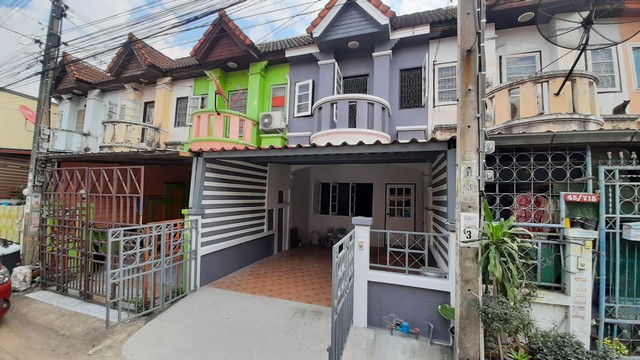 ขาย ทาวน์เฮ้าส์ หมู่บ้านพงษ์ศิริชัย4  หนองแขม รีโนเวทใหม่สวย ราคา 1.69 ล้านบาทขาย ทาวน์เฮ้าส์ โครงการพงษ์ศิริชัย4 เพชรเกษม81  กู้ได้เต็ม 1.69 ล้านบาทบ้านสวยพร้อมอยู่ ครับ ทาวน์เฮ้าส์หมู่บ้านพงษ์ศิริชัย4  ในซอยเพชรเกษม81  ตัวบ้านพึ่งรีโนเวทใหม่ทั้งหลังสวย ต่อเติมทำครัวแล้ว และหลังคาหน้าบ้าน ปูพื้นหน้าบ้าน พร้อมปั้มน้ำ สนใจนัดดูบ้าน ได้เลยครับ รายละเอียดสิ่งปลูก