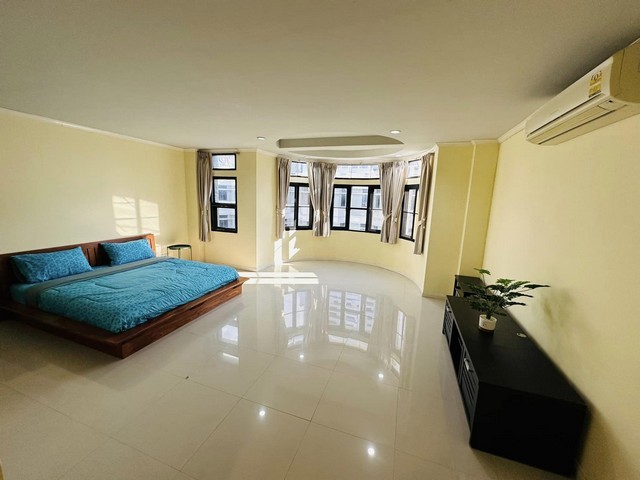 P146 ให้เช่า Chicha Castle (หมู่บ้านชิชา คาสเซิล) สุขุมวิท 31  มี  2 หลังให้เลือก ใกล้ มหาวิทยาลัยศรีนครินทรวิโรฒ ประสานมิตรขนาด 33 ตรว.พื้นที่ใช้สอย350-400 ตรม.-3-4 ห้องนอน 5 ห้องนํ้า ห้องแม่บ้านและห้องนํ้า ห้องโถงขนาดใหญ่ ห้องทํางาน จอดรถ 3 คันอยู่หลังมหาวิทยาลัยศรีนครินทรวิโรฒ ประสานมิตร  เดินทางสู่ อโศก พร้อมพงษ์ เพชรบุรี  เทอร์มินอล21  เอ็มโพเรียม ได้   ใกล้โรงเรียนนานาชาติ เป็นทา