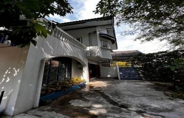 P145 ให้เช่าบ้านเดี่ยว ซอย เจริญรัถ 30 - คลองสาน ใกล้ ICON Siam 300 เมตร เหมาะทำโฮมออฟฟิศ Cafe ร้านอาหาร คลองต้นไทร เขตคลองสานราคาเช่า 150,000 บาท/เดือนติดต่อ คุณช่อผกา 0616198565 LINE 0616198565บ้านเดี่ยว 2 หลัง ย่านเจริญนคร - คลองสาน ใกล้ ICON Siamเนื้อที่ 600 ตรว.พื้นที่ใช้สอยตัวบ้านกว่า 300 ตารางเมตรหลังใหญ่ :: บ้าน 4 ชั้น เล่นระดับ มี 3 ห้องนอน 3 ห้องน้ำบ้านเล็ก :: ชั้นเดียว มี 2 ห้องนอน 2 ห้องน้ำจอดรถได้ 30 คันเลี