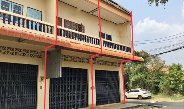 รายละเอียดเพิ่มเติมCode ID :    PKK04-05947ราคาขาย       2,100,000 บาท- ขนาดพื้นที่     43 ตร.ว - พื้นที่ใช้สอย :   240 ตร.ม- จำนวนห้อง :  2 ห้องนอน 2 ห้องน้ำ (2 คูหา)- จอดรถ :        1 คัน- อาคารพาณิชย์  :     2 ชั้น- อาคารพาณิชย์หันทางทิศ :- อายุอาคาร :    18 ปีพิกัดทรัพย์ :  https://maps.app.goo.gl/QtNC9ycZ5hz4hKyA7สถานที่ใกล้เคียง- ใกล้มินิบิ๊กซี บ้านชุมทอง - ใกล้ซีเจ มอร์ สาขาชุมชนเทศบาล 2- ใกล้โลตัส โกเฟรช ชุมชนเทศบาล 2 - ใกล้บิ๊กซีมินิ ตลาดไนท์บาร