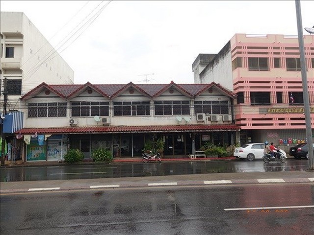 รายละเอียดเพิ่มเติมCode ID :    PKK04-05946ราคาขาย       8,700,000 บาท- ขนาดพื้นที่     64 ตร.ว - พื้นที่ใช้สอย :   432 ตร.ม- จำนวนห้อง :  6 ห้องนอน 6 ห้องน้ำ (3 คูหา)- จอดรถ :        1 คัน- อาคารพาณิชย์ :     2 ชั้น- อาคารพาณิชย์หันทางทิศ :- อายุอาคาร :    24 ปีพิกัดทรัพย์ :  https://maps.app.goo.gl/BQQun2c4jz2pfwpn9สถานที่ใกล้เคียง- ใกล้โลตัส นางรอง- ใกล้โลตัส โกเฟรช นางรอง 2- ใกล้โรงพยาบาลนางรอง- ใกล้โรงเรียนเทศบาล1 (ทีโอเอวิทยา)สอบถามเพิ่มเติม/นัดช