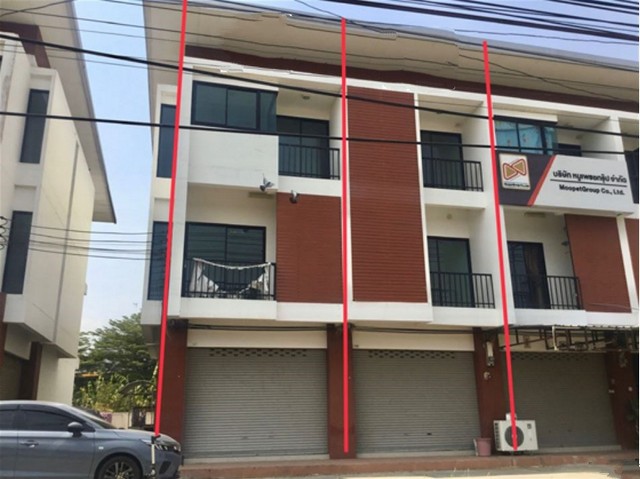 รายละเอียดเพิ่มเติมCode ID :    PKK04-06252ราคาขาย        6,700,000 บาท- ขนาดพื้นที่     36 ตร.ว - พื้นที่ใช้สอย :   297.60 ตร.ม- จำนวนห้อง :  3 ห้องนอน 4 ห้องน้ำ (2 คูหา)- จอดรถ :        1 คัน- อาคารพาณิชย์ :     3 ชั้น- อาคารพาณิชย์หันทางทิศ :- อายุอาคาร :    10 ปีพิกัดทรัพย์ :  https://maps.app.goo.gl/AWq5uyYsFioYEasH8สถานที่ใกล้เคียง- ใกล้ตลาดชุมชนหนองโพรง- ใกล้โลตัส นางรอง- ใกล้โลตัส โกเฟรช นางรอง 2- ใกล้โรงพยาบาลนางรองสอบถามเพิ่มเติม/นัดชมโทร. 097-419-59