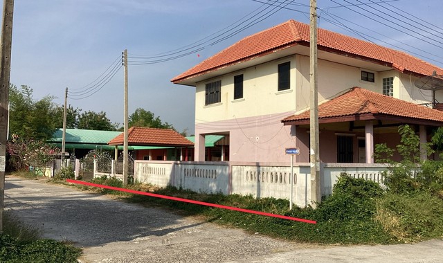 รายละเอียดเพิ่มเติมCode ID :    PKK02-11872ราคาขาย       3,320,000 บาท   - ขนาดพื้นที่ :  131 ตร.ว (1 งาน / 31 ตร.ว)- พื้นที่ใช้สอย :    277.50 ตร.ม- จำนวนห้อง :  4 ห้องนอน 2 ห้องน้ำ- จอดรถ :        1-2 คัน- บ้านเดี่ยว :     2 ชั้น- บ้านเดี่ยวหันทางทิศ :- อายุอาคาร :     14 ปีพิกัดทรัพย์ :   https://maps.app.goo.gl/RtkoqWF2KVvHBvTaAสถานที่ใกล้เคียง- ใกล้มินิบิ๊กซี ลำปลายมาศ- ใกล้โลตัส ลำปลายมาศ - ใกล้โลตัส โกเฟรช ซูเปอร์มาร์เก็ต ลำปลายมาศ- ใกล้ซีเจ มอร์ สาขาถนนศ