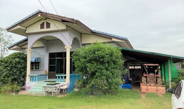 รายละเอียดเพิ่มเติมCode ID :    PKK02-07256ราคาขาย       1,057,000 บาท   - ขนาดพื้นที่ :  1,552 ตร.ว (3 ไร่ / 3 งาน / 52 ตร.ว)- พื้นที่ใช้สอย :    250.50 ตร.ม- จำนวนห้อง :  1 ห้องนอน 1 ห้องน้ำ- จอดรถ :        1-2 คัน- บ้านเดี่ยว :     1 ชั้น- บ้านเดี่ยวหันทางทิศ :- อายุอาคาร :     15 ปีพิกัดทรัพย์ :   https://maps.app.goo.gl/GLJQHnUbaZTjnYpPAสถานที่ใกล้เคียง- ใกล้โรงเรียนบ้านหนองไทร- ใกล้โรงเรียนบ้านหนองม่วง- ใกล้โรงเรียนบ้านหนองบัว- ใกล้วัดสว่างงิ้วงามสอบถามเพ