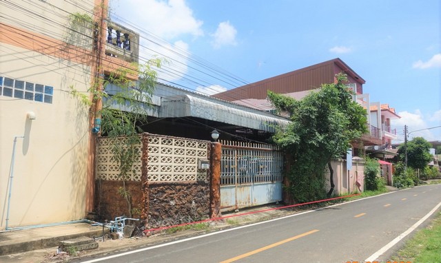 รายละเอียดเพิ่มเติมCode ID :    PKK02-12784ราคาขาย       1,673,000 บาท   - ขนาดพื้นที่ :  72 ตร.ว - พื้นที่ใช้สอย :    217.60 ตร.ม- จำนวนห้อง :  3 ห้องนอน 2 ห้องน้ำ- จอดรถ :        1-2 คัน- บ้านเดี่ยว :     1 ชั้น- บ้านเดี่ยวหันทางทิศ :- อายุอาคาร :     11 ปีพิกัดทรัพย์ :   https://maps.app.goo.gl/eWUx6mTUM1wWej749สถานที่ใกล้เคียง- ใกล้มินิบิ๊กซี บ้านชุมทอง- ใกล้บิ๊กซีมินิ ตลาดไนท์บาร์ซา บุรีรัมย์ - ใกล้ซีเจ มอร์ สาขาชุมชนเทศบาล 2- ใกล้โลตัส โก เฟรช ชุมชนเ