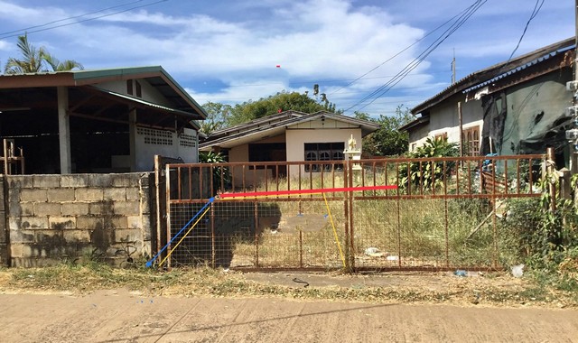 รายละเอียดเพิ่มเติมCode ID :    PKK02-15029ราคาขาย       1,437,000 บาท   - ขนาดพื้นที่ :  150 ตร.ว (1 งาน / 50 ตร.ว)- พื้นที่ใช้สอย :    122 ตร.ม- จำนวนห้อง :  3 ห้องนอน 1 ห้องน้ำ- จอดรถ :        1-2 คัน- บ้านเดี่ยว :     1 ชั้น- บ้านเดี่ยวหันทางทิศ :- อายุอาคาร :     24 ปีพิกัดทรัพย์ :   https://maps.app.goo.gl/xnYgSudkhNZjfegw7สถานที่ใกล้เคียง- ใกล้โลตัส โกเฟรช หนองกี่ บุรีรัมย์- ใกล้ซีเจ มอร์ สาขาหนองกี่ - ใกล้โรงพยาบาลหนองกี่ - ใกล้โรงเรียนหนองกี่พิทยาคมส