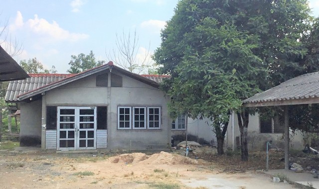 รายละเอียดเพิ่มเติมCode ID :    PKK02-14888ราคาขาย       993,000 บาท   - ขนาดพื้นที่ :  252 ตร.ว (2 งาน / 52 ตร.ว)- พื้นที่ใช้สอย :  95.75 ตร.ม- จำนวนห้อง :  2 ห้องนอน 1 ห้องน้ำ- จอดรถ :        1-2 คัน- บ้านเดี่ยว :     1 ชั้น- บ้านเดี่ยวหันทางทิศ :- อายุอาคาร :     21 ปีพิกัดทรัพย์ :   https://maps.app.goo.gl/JTpkE3GUuep6eLk9Aสถานที่ใกล้เคียง- ใกล้มินิบิ๊กซี บางจากสาขาปราสาท - ใกล้โรงเรียนบ้านละลมพนู- ใกล้โรงเรียนบ้านสะพานหัน- ใกล้วัดป่าละลมเวงสอบถามเพิ