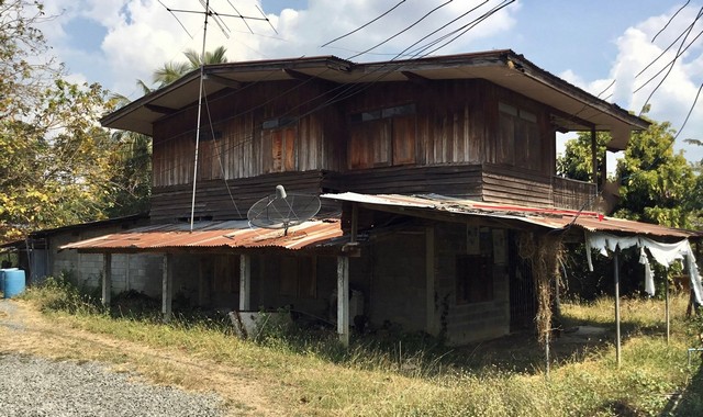 รายละเอียดเพิ่มเติมCode ID : PKK02-05347ราคาขาย       1,109,000 บาท   - ขนาดพื้นที่ :  1,009 ตร.ว (2 ไร่ / 2 งาน / 9 ตร.ว)- พื้นที่ใช้สอย :  199.50 ตร.ม- จำนวนห้อง :  2 ห้องนอน 1 ห้องน้ำ- จอดรถ :        1-2 คัน- บ้านครึ่งตึกครึ่งไม้ :     2 ชั้น- บ้านครึ่งตึกครึ่งไม้หันทางทิศ :- อายุอาคาร :     41 ปีพิกัดทรัพย์ :   https://maps.app.goo.gl/2srwsZSWcs82tZwf8สถานที่ใกล้เคียง- ใกล้ตลาดนัดบ้านใหม่ไชยพจน์- ใกล้โรงพยาบาลบ้านใหม่ไชยพจน์ - ใกล้วัดหนองสองห้อง- ใกล้วัด