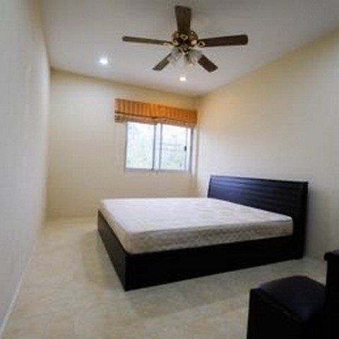 ทาวน์เฮ้ากึ่งออฟฟิศ ใกล้ถนนหลัก Motorways ไปกลับพัทยากลาง อำเภอบางละมุง จังหวัดชลบุรี