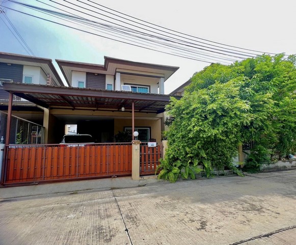 ขายบ้านแฝดสองชั้น(สไตล์เดี่ยว)#ใกล้เซ็นทรัลศรีราชา #หมู่บ้านพรเทพการ์เด้นวิลล์ บางพระต.บางพระ อ.ศรีราชา จ.ชลบุรีบ้านสวย สภาพใหม่ หลังใหญ่ ครบครัน พร้อมเข้าอยู่ครับโครงสร้างแข็งแรงได้มาตรฐานบ้านเป็นโซนไพรเวทส่วนตัว(ไม่มีบ้านตรงข้าม) เห็นวิวภูเขาปลูกต้นล่ำซำในตัวบ้าน นอกบ้านปลูกไทรเกาหลี ร่มรื่น ลมเย็นสบาย รายละเอียดทรัพย์ : พื้นที่ 40 ตร.ว.(157 ตร.ม.):  3 นอน |  3 