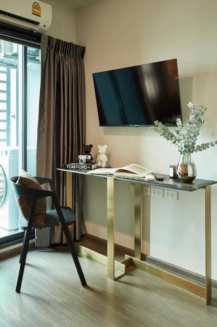 Ideo Sukhumvit 93, convenient, quiet, livable, 12th floor, BTS Bang Chak.***Service for selling/renting houses, condos and giving advice. If interested, contact at any time***Interested in additional details or pictures or making an appointment to see the room?Contact Ekachai (Aui)T. 089-799-5598Line ID: @auiauiaui001 (add @ in front) (Agent Post)Studio room typeSize 26 sq m., 12th floorNew, clean room, beautifully decorated, ready to move in.details-------------------------------------------------- ------------Rental price: 13,000 baht per month-------------------------------------------------- ------------*Nearby important places (Based on information from Google Map)- Tesco Lotus On Nut 850 m.- The Pyll Sukhumvit 54 1 km.- Udomsuk Market 2.5 km.- Bangkok Technology College 280 m.- BTS. Bang Chak-------------------------------------------------- ------------Rental conditions1 year rental contractPay 1 months rent in advance, 2 months room security deposit.Tag : #BTS #Thonglor #Bangch