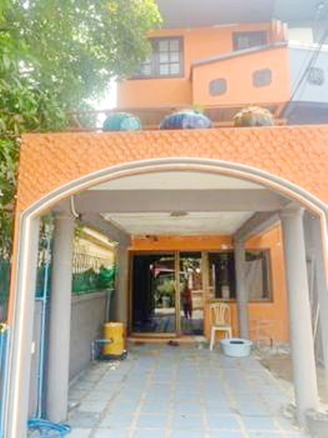 ประชาอุทิศ-สรงประภา นานาชาติแฮร์โรว์ ให้เช่า-ขาย ทาวน์เฮ้าส์ 3 ชั้น ใกล้ สนามบินดอนเมือง 25ตรว.9,999B-M 3.2MB 4นอน 3น้ำ 1จอดรถUthit-Songprapa For rent-sale 3-story townhouse Harrow Inter Pracha  near Don Mueang Airport 25sq.wa. 9,999B-M 3.2MB 4bed 3bath 1parkingถ.ประชาอุทิศ-สรงประภา ดอนเมือง กรุงเทพ4 ห้องนอน3 ห้องน้ำ1 จอดรถสถานที่ใกล้เคียงสนามบินดอนเมือง ( 2 กม. )ตลาดสดบุญอนันต์ ( 2 กม. )ตลาดนัดชุมชนปิ่นเจริญ 1 ( 2 กม. )ซีเจ โรบินสันศรีสมาน เมืองทองธานี ( 2.5 กม.  )สถานีรถไฟ