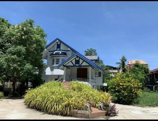 PB3373 ให้เช่าบ้านเดี่ยว 2 หลัง ย่าน เจริญนคร - คลองสาน เหมาะทำโฮมออฟฟิศ Cafe ร้านอาหารติดต่อ คุณบิว  0812523279 หรือ 0616198565ID line : 0617879691ราคาเช่า 150,000 บาท/เดือนบ้านเดี่ยว 2 หลัง ย่านเจริญนคร - คลองสาน ใกล้ ICON Siamเนื้อที่ 600 ตรว.พื้นที่ใช้สอยตัวบ้านกว่า 300 ตารางเมตรหลังใหญ่ :: บ้าน 4 ชั้น เล่นระดับ มี 3 ห้องนอน 3 ห้องน้ำบ้านเล็ก :: ชั้นเดียว มี 2 ห้องนอน 2 ห้องน้ำจอดรถได้ 30 คันเลี้ยงสัตว์ได้เหมาะเปิดเป