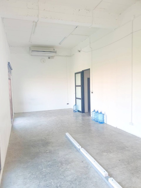 MRTรามคำแหง 1 กม.วัดเทพลีลา ให้เช่า สำนักงาน-ออฟฟิศ ใหม่ 42 ตรม. อยู่ภายในตึกอาคาร 4 ชั้น 22ตรว. 1ห้อง 1น้ำ จอดรถได้หลายคัน