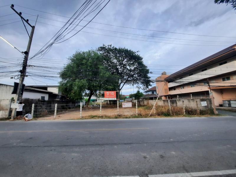 ขายที่ดินเปล่า หน้ามหาวิทยาลัยแม่โจ้ ขนาดพื้นที่ 335 ตารางวา ผังสีแดง พ.3 (ที่ดินประเภทพาณิชยกรรมและที่อยู่อาศัยหนาแน่นมาก)FAR 4.5 ต่อ 1 ราคาตั้งขาย8.5 ล้านบาท.เหมาะสำหรับ - โครงการคอนโดทางพาณิชยกรรม (อาคารสูงได้ถึง 23 เมตร )- โครงการธุรกิจเชิงพาณิชยกรรม.สนใจติดต่อ คุณรุ้ง 084-6175494 .ห่างจาก มหาวิทยาลัยแม่โจ้ เพียง 5 นาทีห่างจาก สภ.แม่โจ้ 1 นาทีห่างจาก รพ.สันทราย 12 นาทีห่างจาก ต