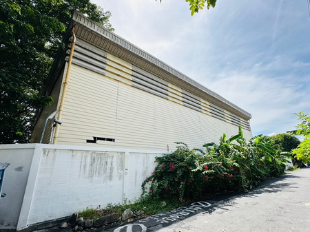 HL#98880 (L080211)ขายที่ดินพร้อมโกดัง งามวงศ์วาน 43 ซอยชินเขต 1 แขวงทุ่งสองห้อง เขตหลักสี่ กทม. ข้อมูลสินทรัพย์ รหัสสินทรัพย์ L080211  ประเภทอสังหา ฯ โกดัง  ขนาดที่ดิน 0-2-98.00 ไร่  พื้นที่ใช้สอย 600.00 ตร.ม.  จำนวนชั้น 1 ชั้น  ห้องน้ำ: 2  ที่จอดรถ 12 คันรายละเอียดขายที่ดินพร้อมโกดัง งามวงศ์วาน 43 ซอยชินเขต 1 เน้อที่ 298 ตร.ว.   โกดังขนาด 500 ตร.ม. ออฟฟิศขนาด 100 ตร.ม. จอดรถได้ 12 คัน   กว้าง 50 เมตร  ยาว  33 เมตร  แปลงม