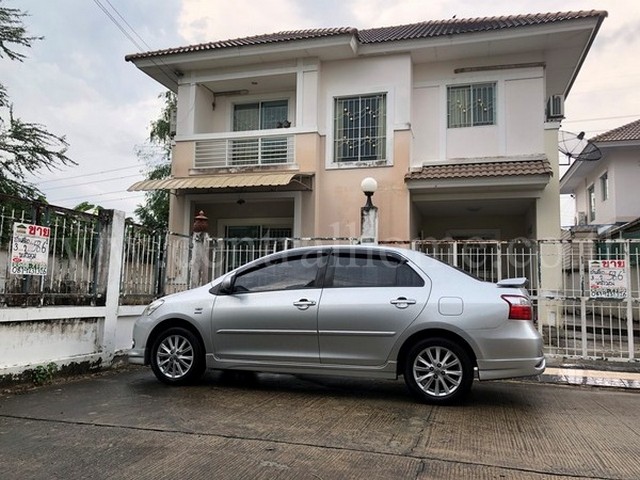 รหัสทรัพย์  4094บ้านเดี่ยว หมู่บ้าน แลนซีโอ เพชรเกษม 77 หลังริม ถูกสุดในโครงการที่ตั้ง : แขวงหนองแขม เขตหนองแขม กรุงเทพฯ 10160รายละเอียดบ้าน- พื้นที่ 58.6 ตร.ว. พื้นที่ใช้สอย 140 ตร.ม.- 3 ห้องนอน 2 ห้องน้ำ 1 ห้องรับแขก - จอดรถได้ 2 คันในบ้าน- พื้นในบ้านเป็นแกรนิตโต้ชั้นล่าง และชั้นบนเป็นลามิเนต- เหล็กดัด มุ้งลวด ปั๊มน้ำ แท้งก์น้ำ เครื่องทำน้ำอุ่น แอร์ 3 ตัวส่วนดีของหมู่บ้านนี้ - ส