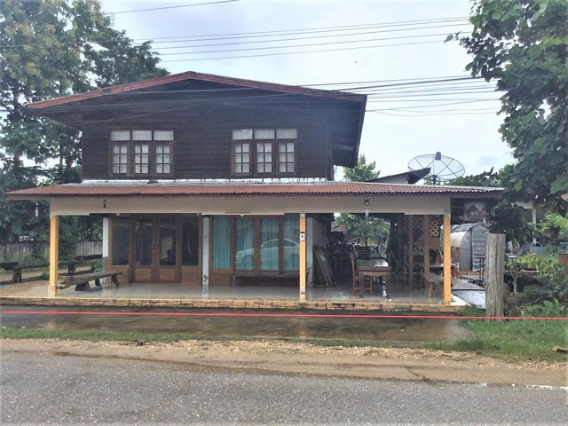 รายละเอียดเพิ่มเติมCode ID :    PKK02-15514ราคาขาย        3,283,000 บาท- ขนาดพื้นที่ :  434.40 ตร.ว (1 ไร่ / 34.40 ตร.ว)- พื้นที่ใช้สอย :    194 ตร.ม- จำนวนห้อง :   4 ห้องนอน 1 ห้องน้ำ- จอดรถ :    1-2 คัน- บ้านครึ่งตึกครึ่งไม้  : 2 ชั้น- บ้านครึ่งตึกครึ่งไม้หันทางทิศ :- อายุอาคาร :   13 ปีพิกัดทรัพย์ :    https://maps.app.goo.gl/JurCPQxGHR1G1W6U8สถานที่ใกล้เคียง- ใกล้โรงพยาบาลส่งเสริมสุขภาพตำบลบัง- ใกล้โรงเรียนบ้านท่าสีไค- ใกล้วัดปัจจันตคาม- ใกล้วัดสุค